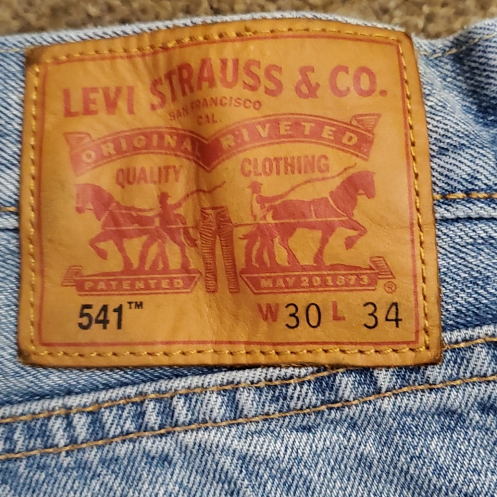 541 Levi's "Ripped" - Picture 8 of 13